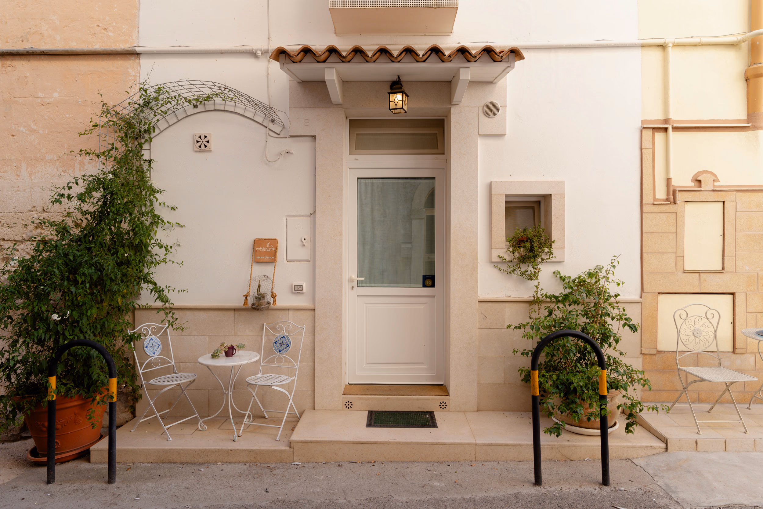 Vista esterna delle case vacanze Sassi Sedicidiciotto nel vicoletto di Matera