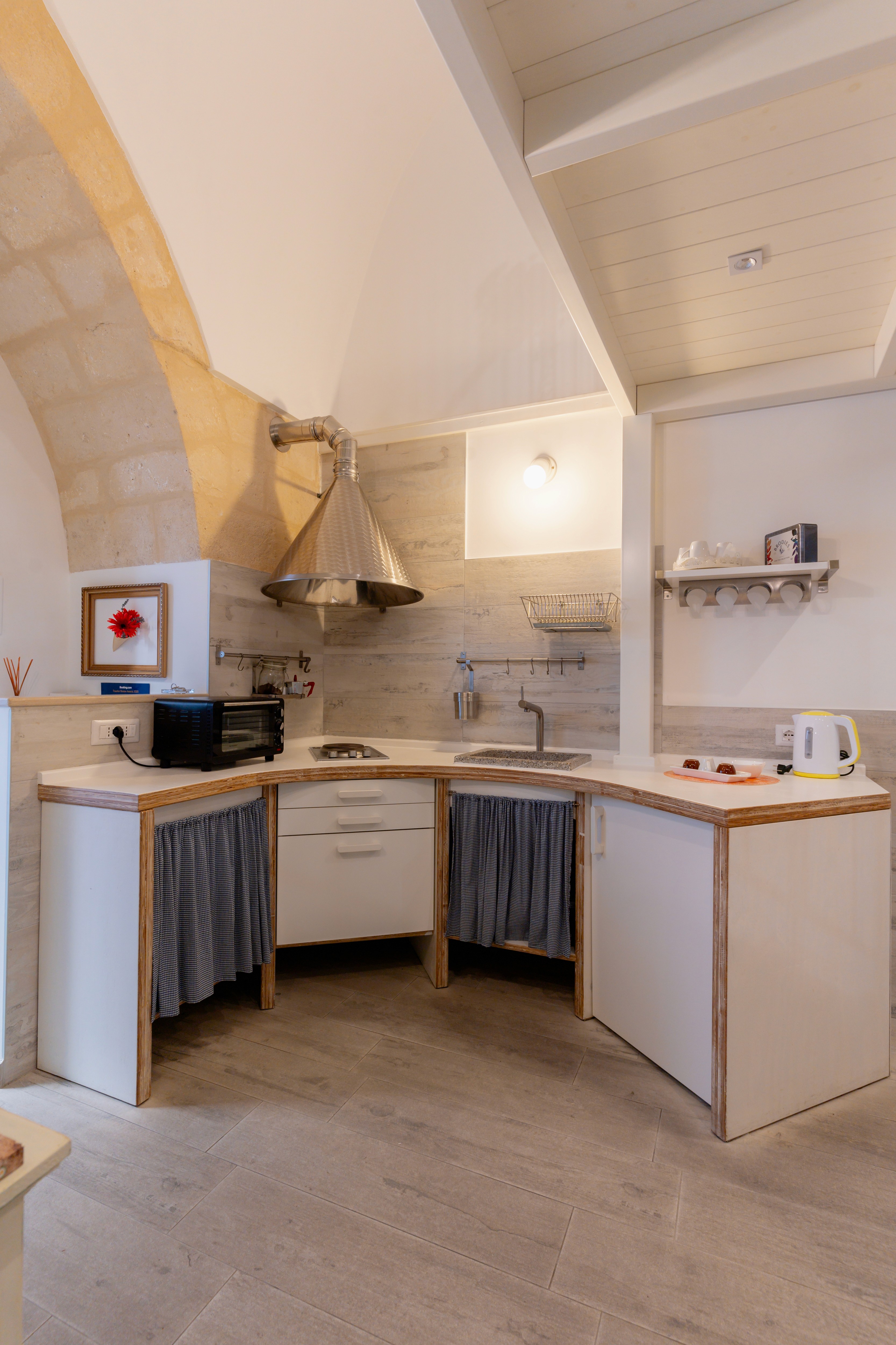 Cucina artigianale in legno e ferro battuto, dettaglio degli appartamenti nei Sassi di Matera