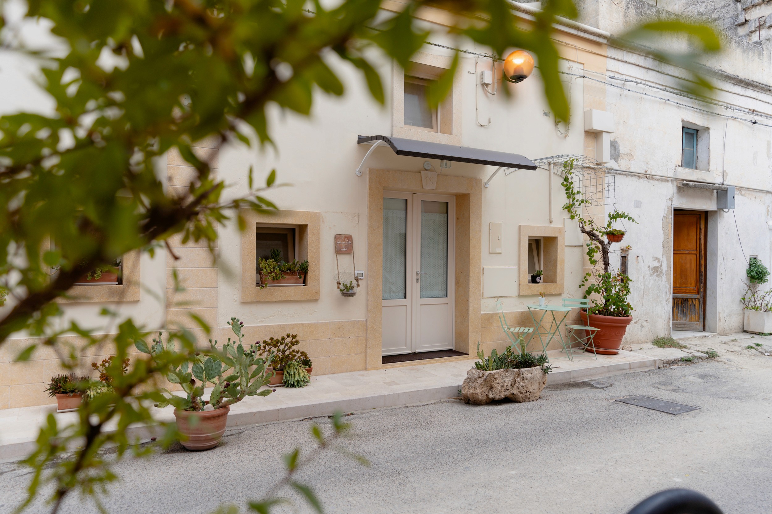 Vicoletto con viti naturali nel centro storico di Matera, ingresso delle case vacanze Sassi Sedicidiciotto