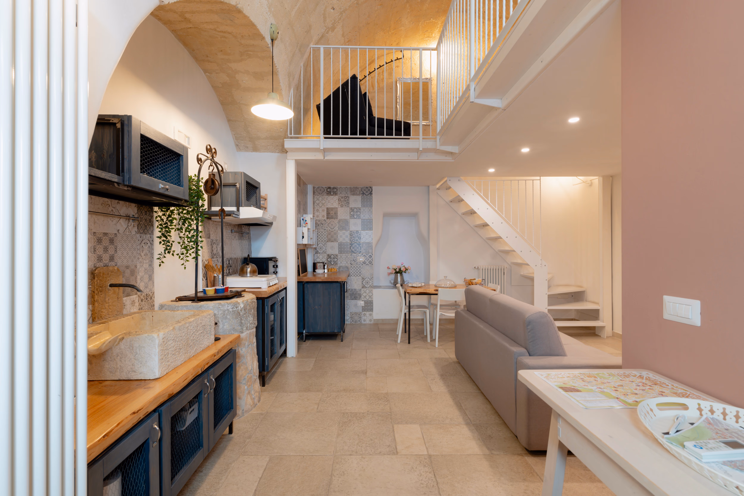 Interno di un appartamento Sassi Sedicidiciotto con cucina artigianale e soppalco